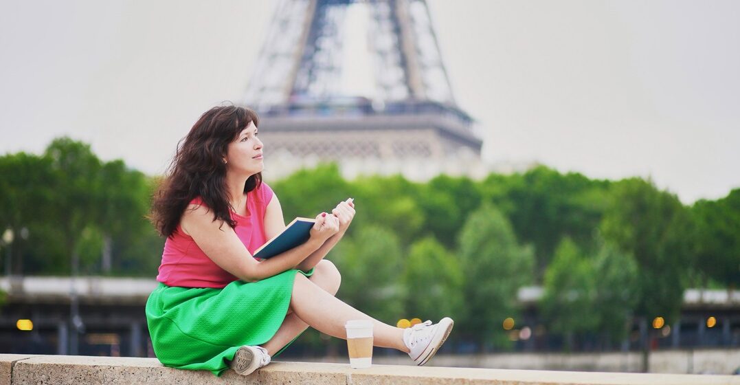 Eine junge Frau in Paris fragt sie: Wie langue dauert es, Französisch zu lernen?