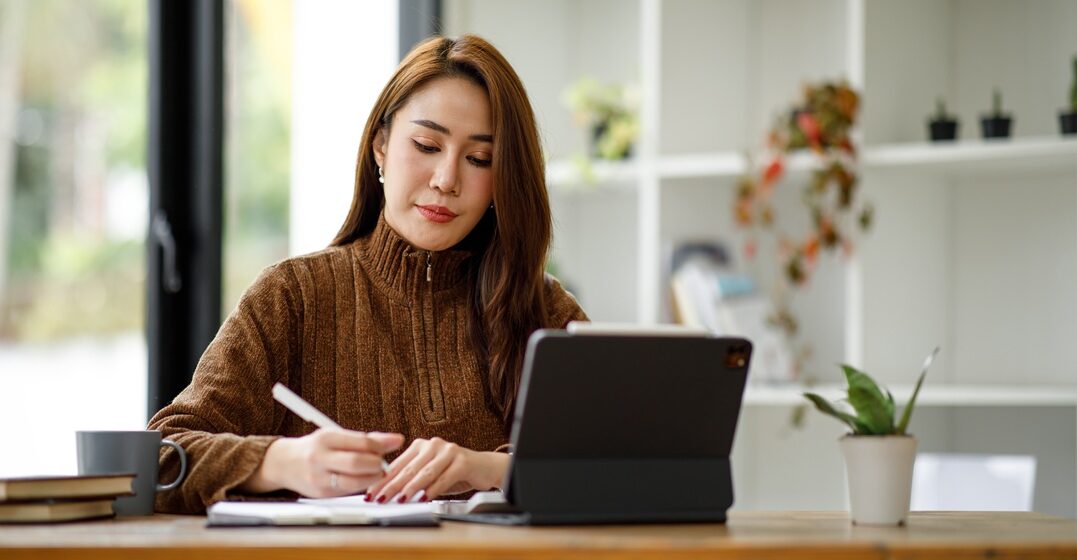 young asian woman, sitting at her desk and learning on her laptop Italian numbers.