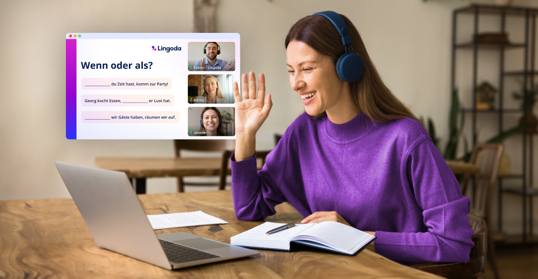 Fröhliche Frau sitzt vor ihrem Laptop und nimmt an einem Online-Kurs über