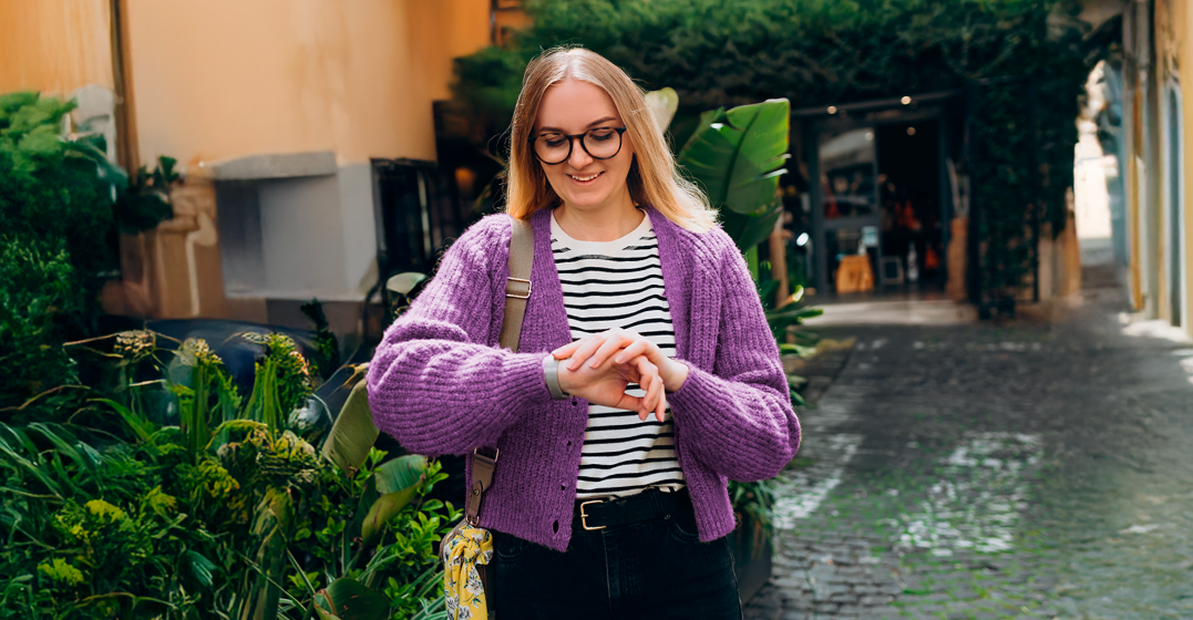 young girl checking the time to learn how to say it in italian on her watch