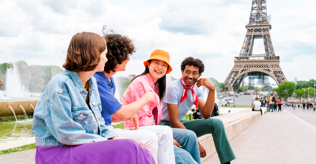 groupe d'amis assis près de la tour eiffel conjuguer le verbe etre