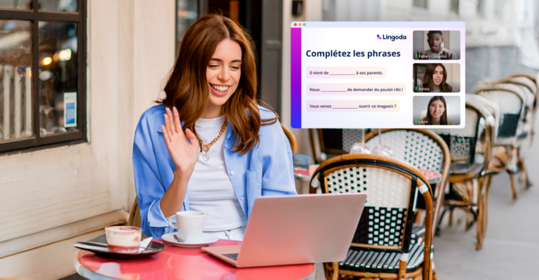 Une femme suit un cours en ligne sur son ordinateur portable