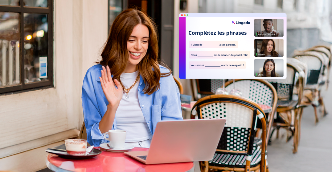 Une femme suit un cours en ligne sur son ordinateur portable
