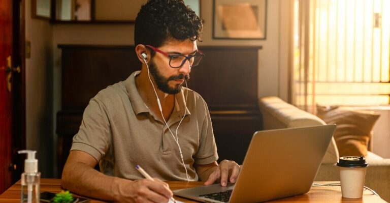 ragazzo ispanico seduto al suo computer imparando il passato prossimo in italiano