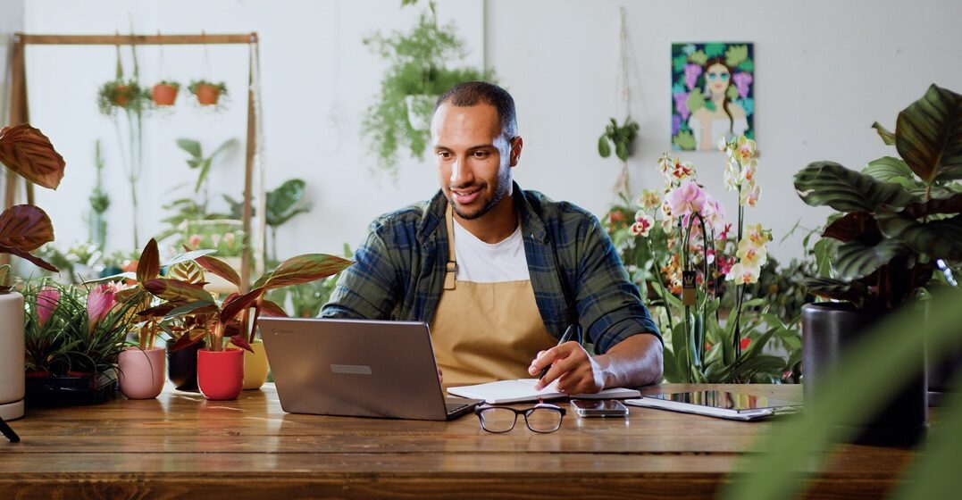 florist with flowers in his background, learning what the body parts in Italian are