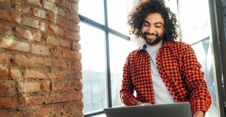 ragazzo egiziano seduto col suo laptop e studiando le espressioni idiomatiche italiane