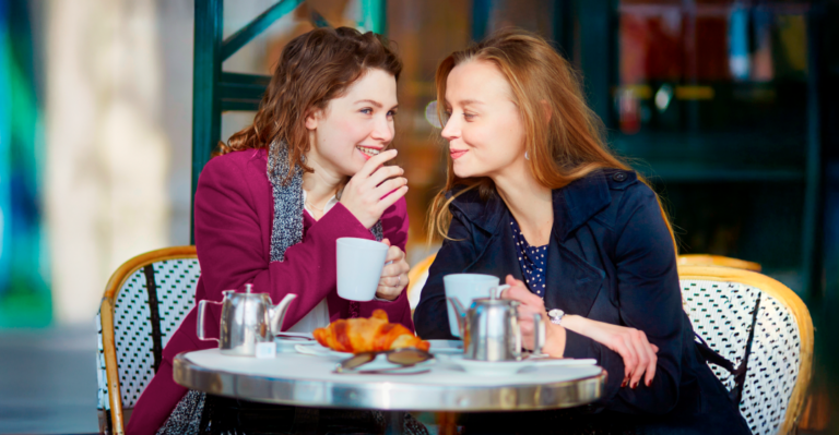 Deux filles discutent autour d'un café des accents français