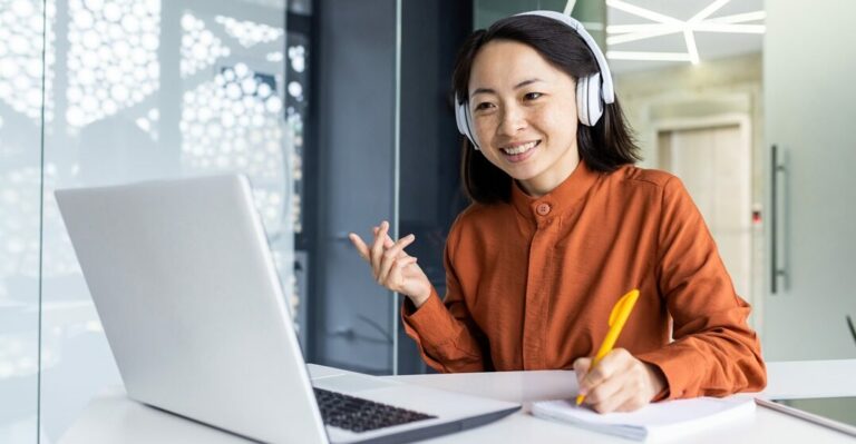 ragazza asiatica che impara a usare i paesi e gli aggettivi di nazionalità in italiano.