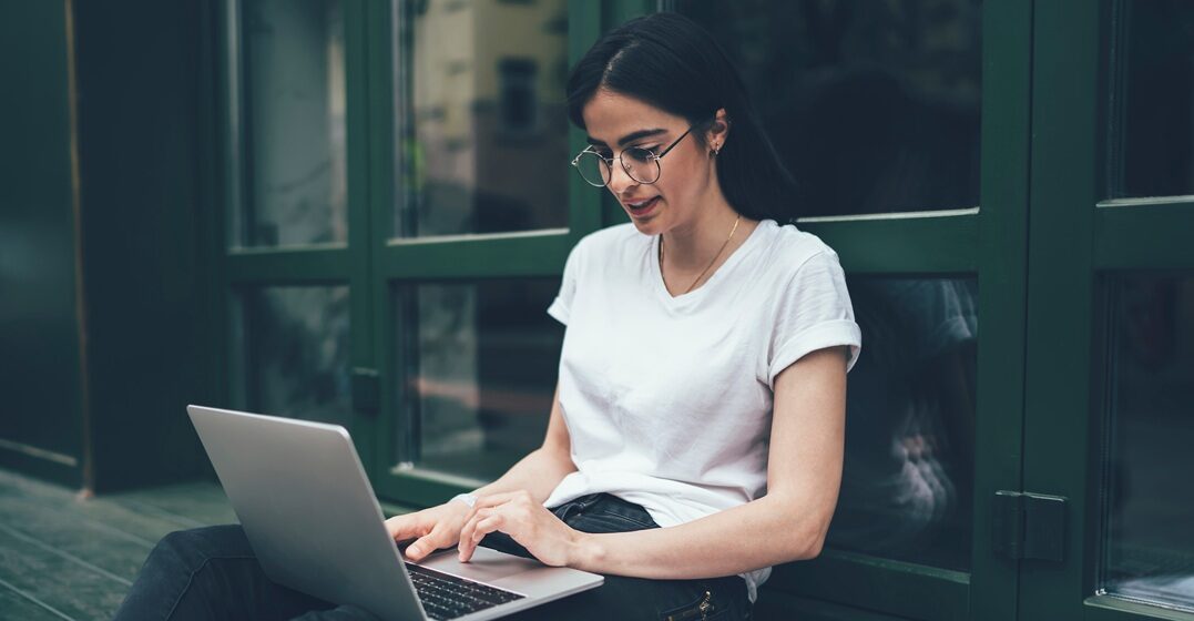 Chica aprendiendo con Lingoda online los verbos reflexivos en español