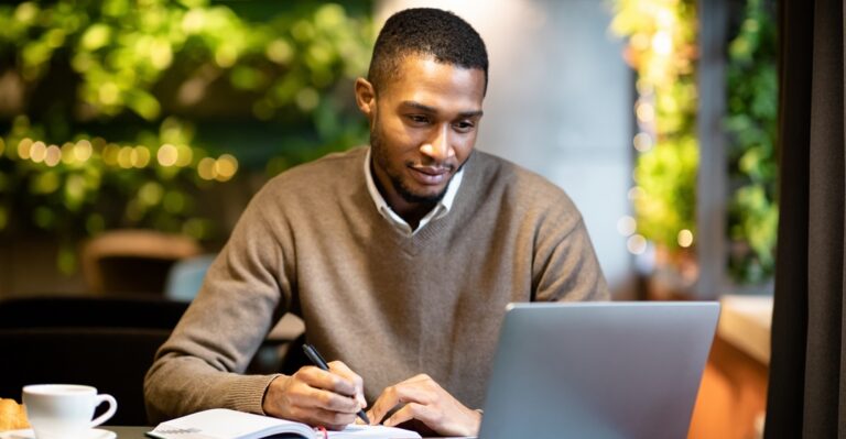 Jeune homme apprenant sur Lingoda les conjonctions de coordination en français