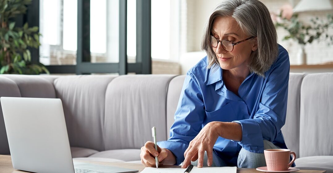 middle aged woman learning at her desk with Lingoda all about German capitalization rules
