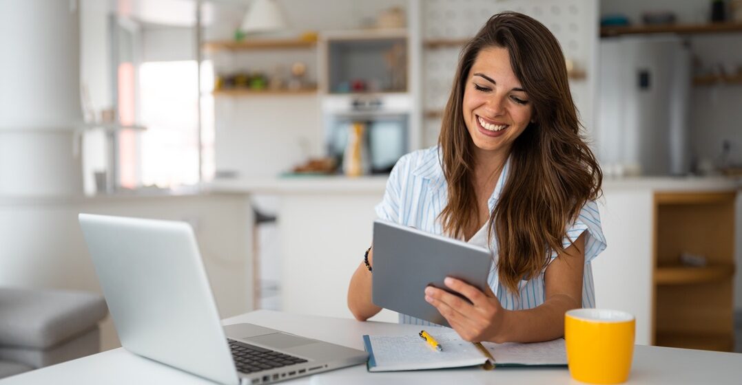 Chica sentada en su escritorio, aprendiendo con Lingoda en su portátil sobre el subjuntivo en español