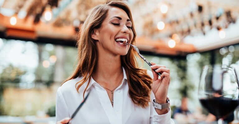 Dame en traine de profiter de la cuisine francaise en apprenant du vocabulaire