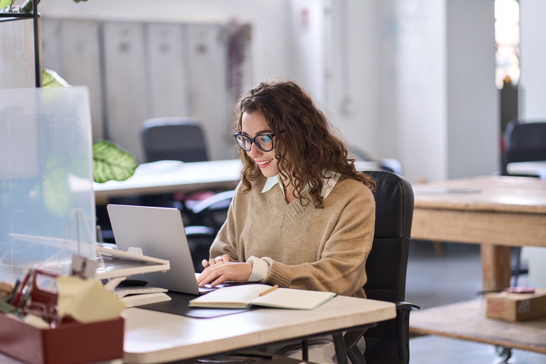young girl at her desk learning how the pronoun man in the german language works