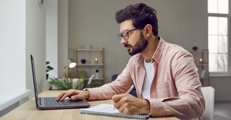 joven sentado en su escritorio aprendiendo el verbo saber en español