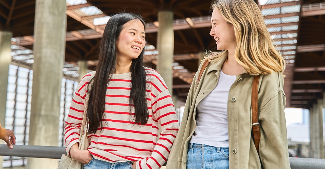 Zwei Studentinnen gehen spazieren und üben Ja-oder Nein-Fragen im Deutschen