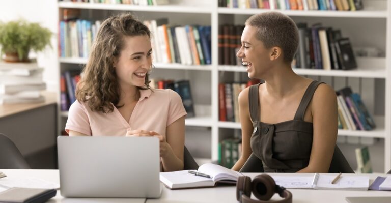 Zwei junge Frauen üben zusammen das Verb werden