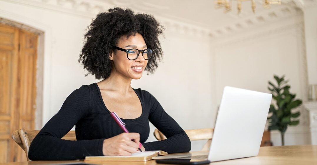 African american lady, at her desktop learning the müssen conjugation with Lingoda