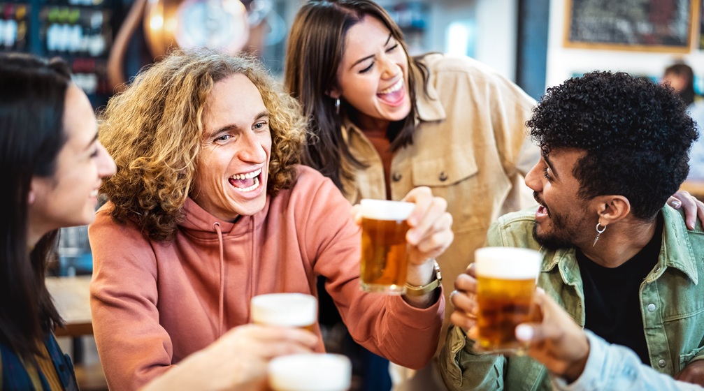 Eine Gruppe Freunde von Deutschen und Expats stößt zusammen mit Bier an