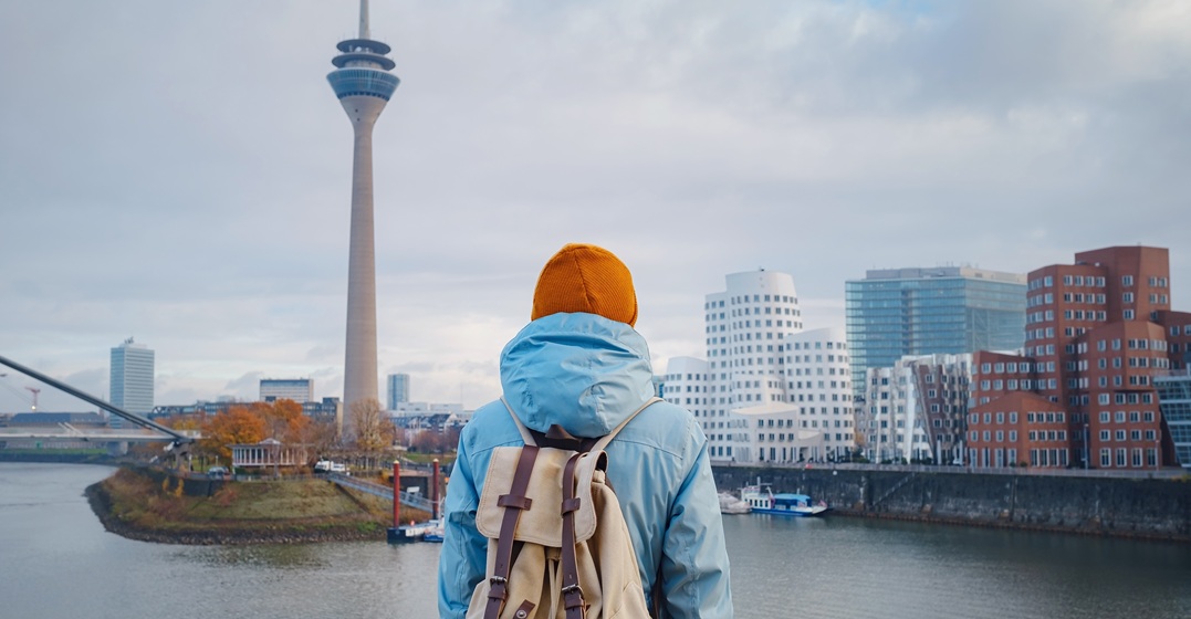 An expat standing in Düsseldorf in Medienhafen as part of 2025's expat book in Germnay