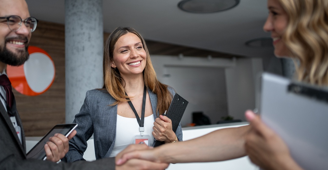 Zwei Kollegen lernen sich kennenund schütteln sich die Hand, dabei lernen sie Business Deutsch