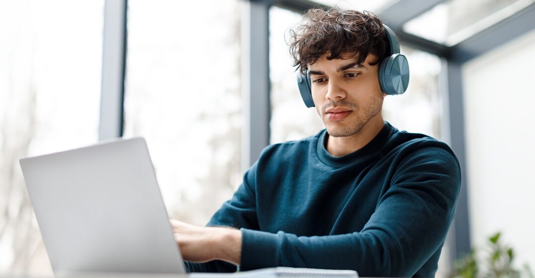young man sitting at his desk learning the future perfet in spanish