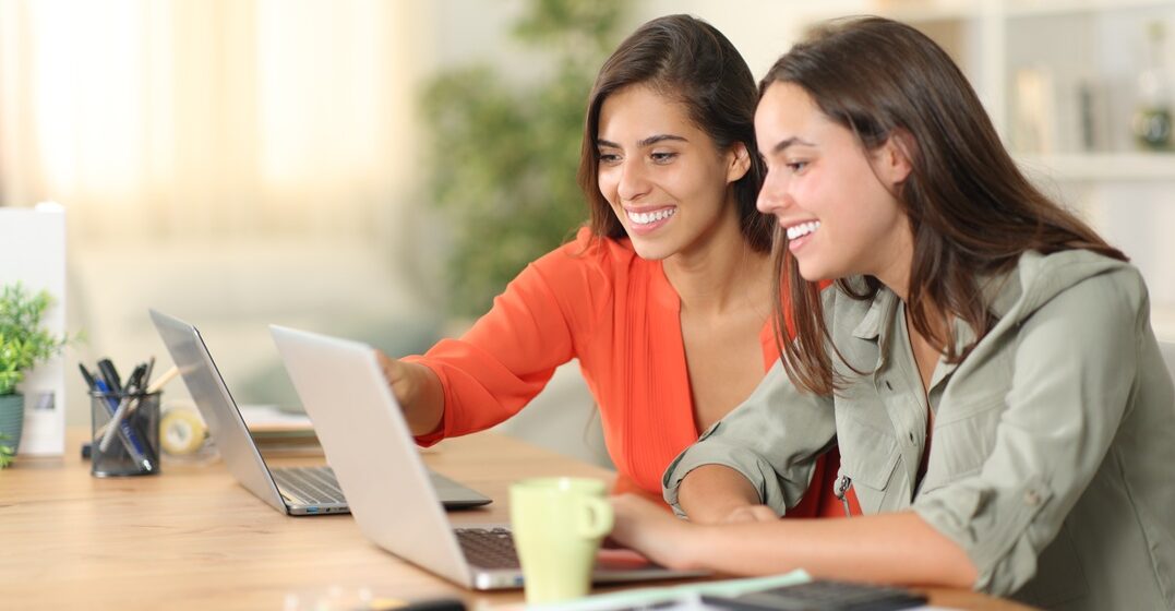 two young girls at their desk comparing online from their laptop lingoda vs. busuu