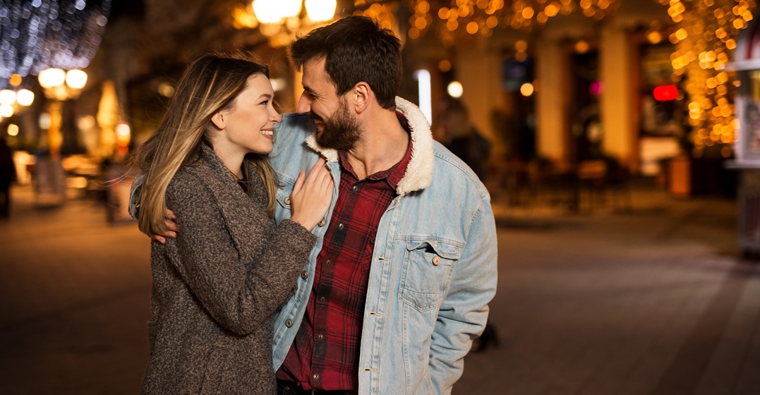 Couple hugging saying good night in German
