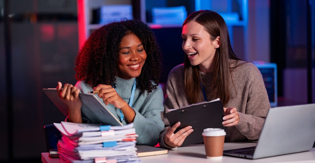 tow girls comparing lingoda vs amazingtalker and making a pros and cons list