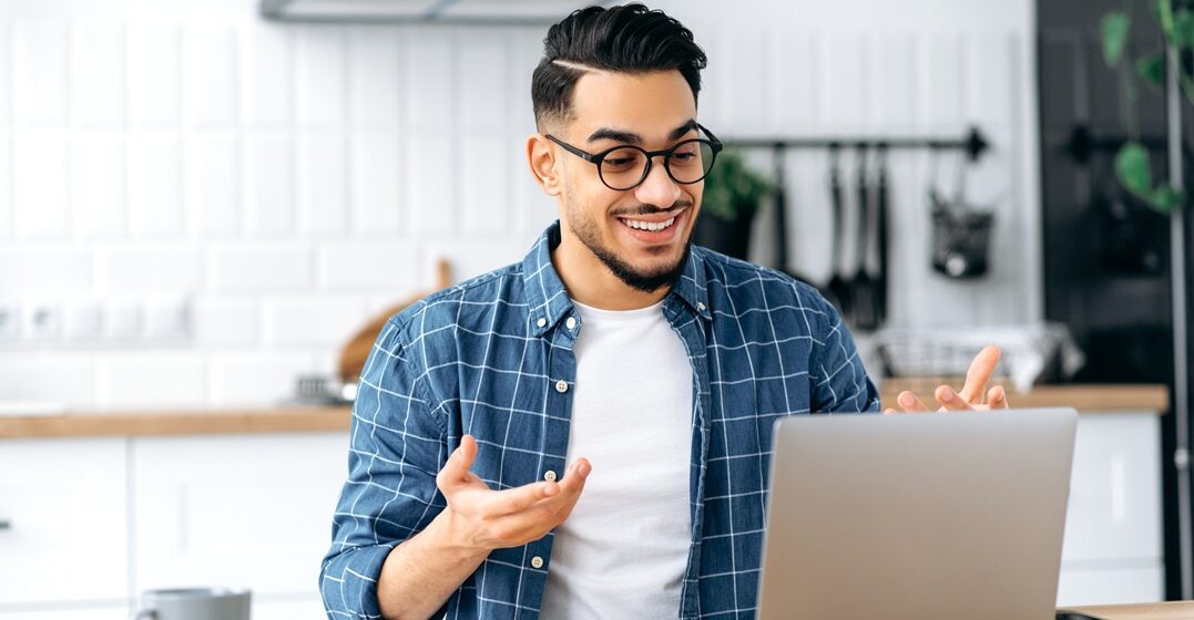 young man in his kitchen learning how to use the possessive adjectives in spanish online with Lingoda