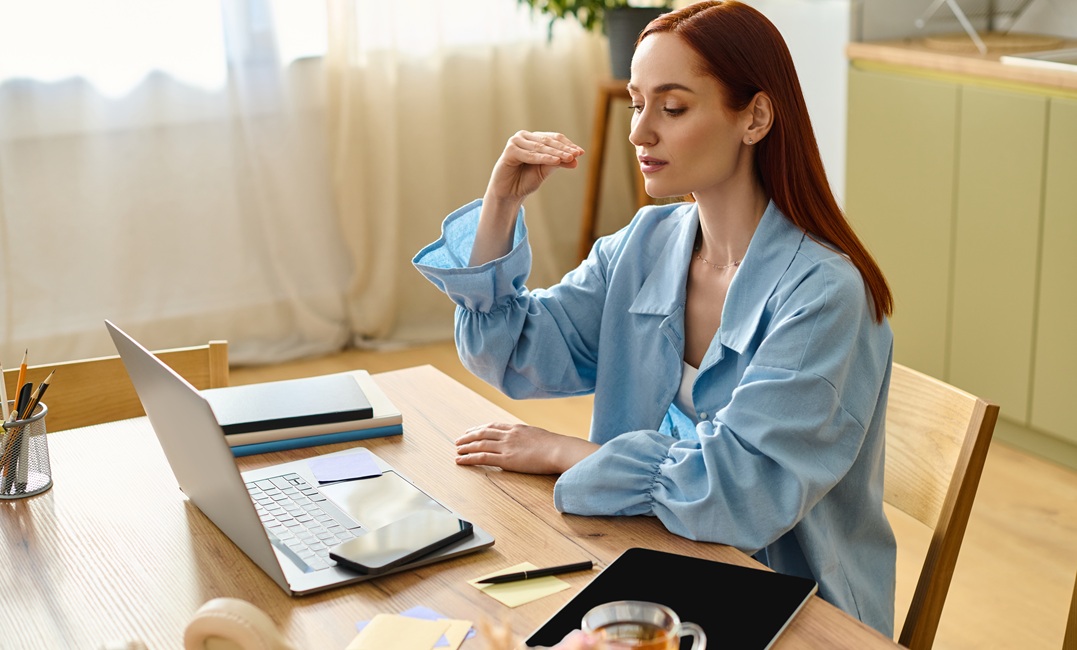 Frau sitzt an ihrem Laptop und probiert die Sprachtrends für 2026 aus