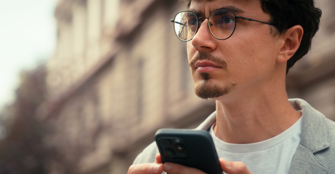 An expat googleing something about German on his phone