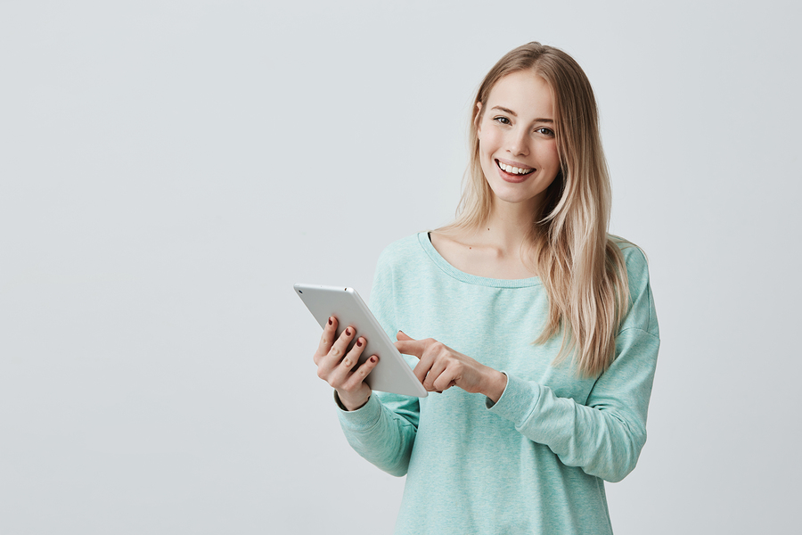 German student using her ipad to look up german abbreviations for shopping online